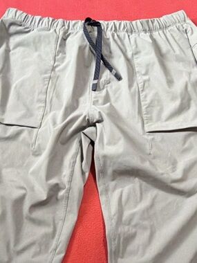 Fabletics Light Gray Men's Joggers pants XL athletic excellent condition.